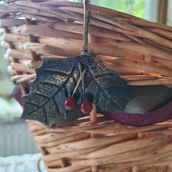 Holiday Large Wicker And Wrought Iron Sleigh Basket Holly Leaves And Berries - Picture 4 of 10